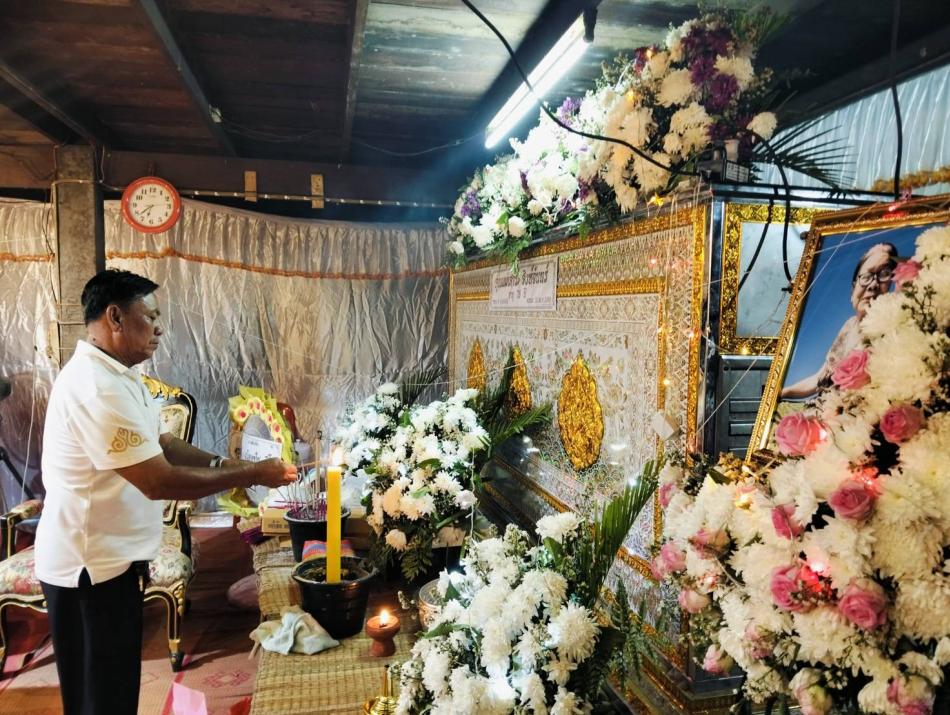 ร่วมเป็นประธานในพิธีจุดธูปเทียนบูชาพระรัตนตรัยและเป็นเจ้าภาพสวดอภิธรรม คุณแม่เสาร์  สิงห์จันทร์  ผู้วายชนม์ ณ.บ้านสำโรง หมู่ที่ ๗ ตำบลศรีโคตร อำเภอจตุรพักตรพิมาน จังหวัดร้อยเอ็ด 